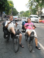 Cédric e Alice preparando para sair de Bangkok